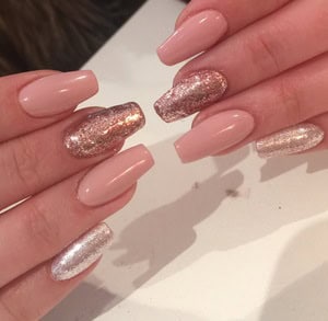 Flattering hand pose