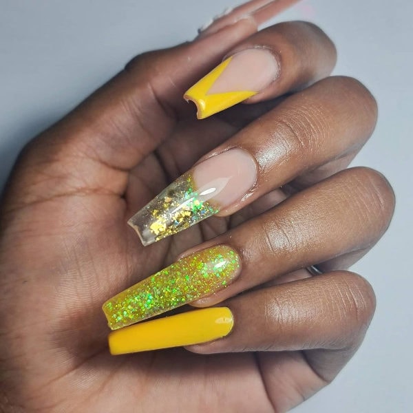 Brighten your day with yellow glitter! Nails by @matildea_nailsbeauty