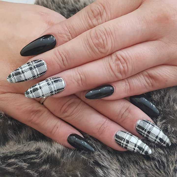 Emma Twin nails