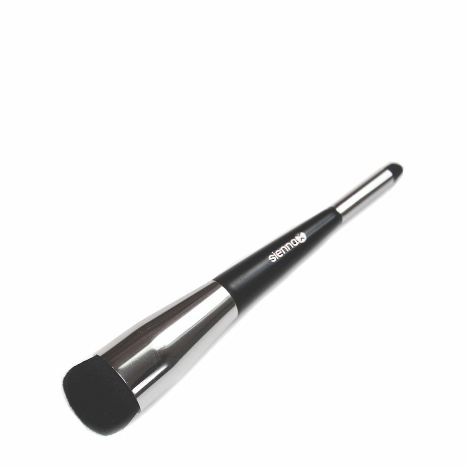 Sienna X Contour Brush £18+VAT RRP £28 www.sienna-x.co.uk 