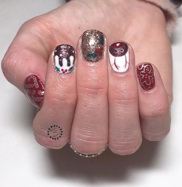 @nailsbysusanx adds a red-nose reindeer to this look