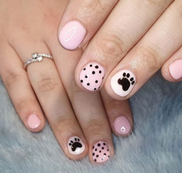 Polka dots and paw prints take center stage on this short pastel set from @nailsatthecandibar