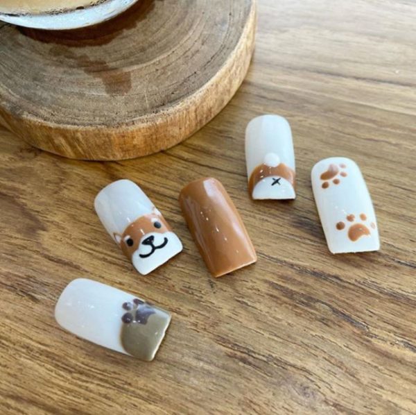You’ll never be the underdog with nails like this set from @piji.nailbar, featuring a Shiba Inu