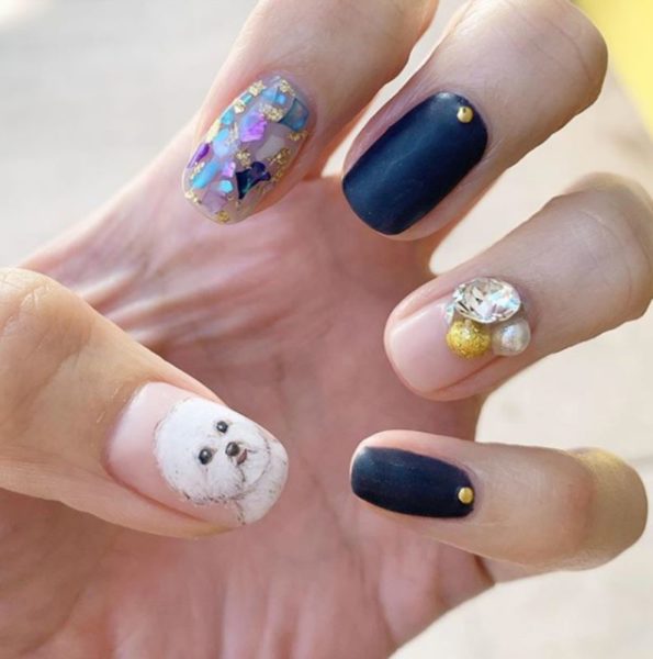 Using navy and nude, @sakuranailartist designed this bichon frise inspired set