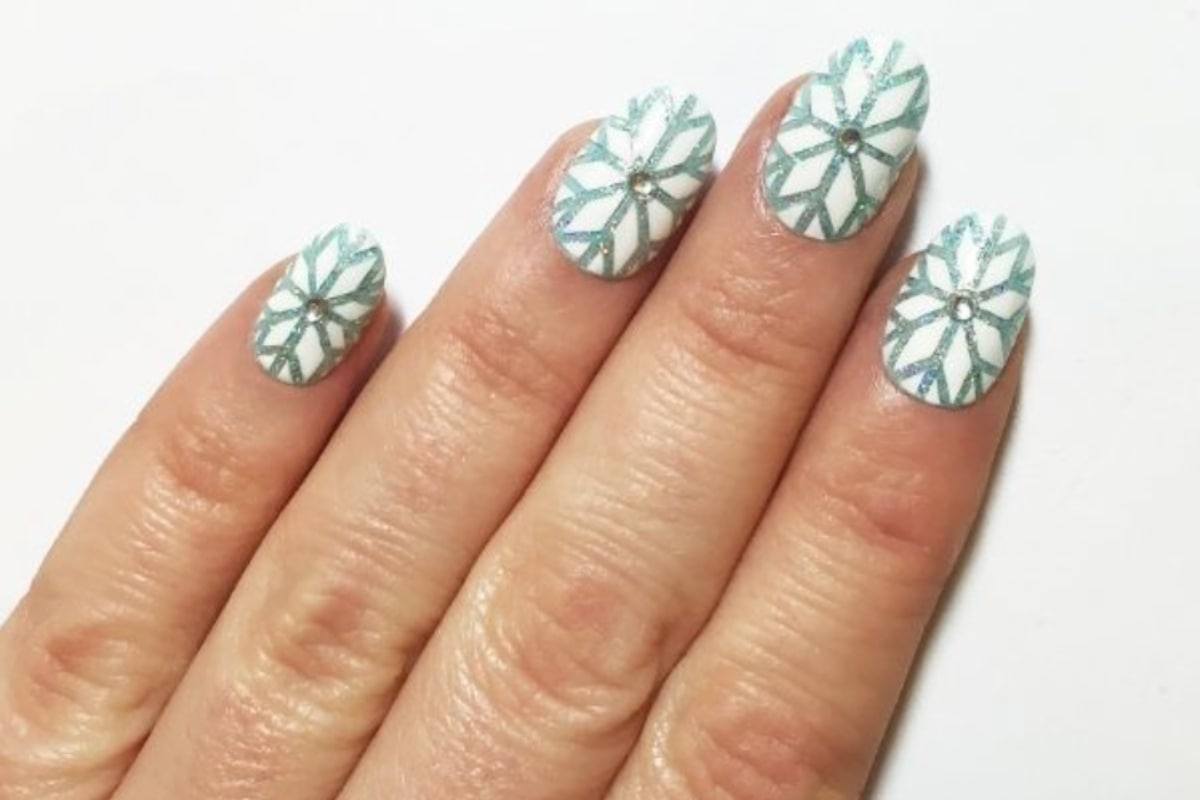 How to create a snowflake nail design