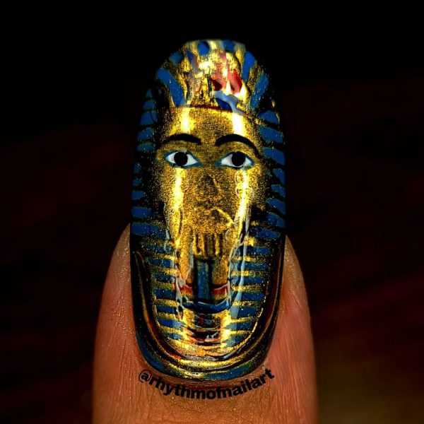 @rhythmofnailart paints the mask of Tutankhamun 