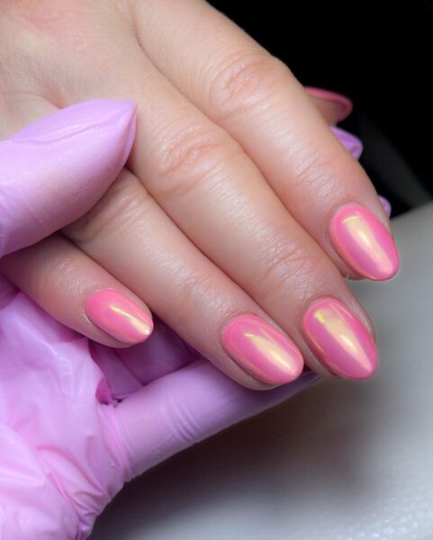 Lecenté educator, @clairehowardnaildesign, combines the Barbiecore and glazed donut nail trends.