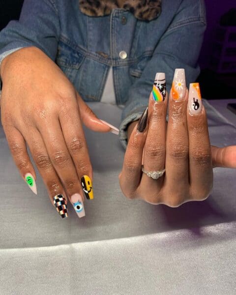 @aris_naillab adds checkerboard to this mix and match design. 