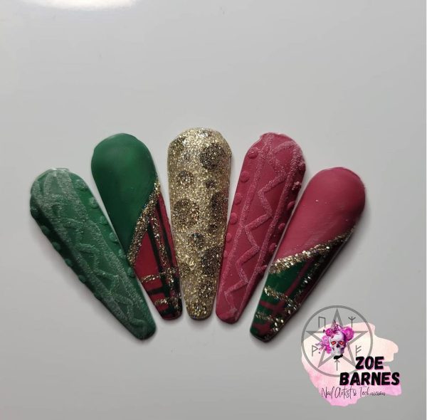 Zoe Johns - "Happiness and health to all family and friends, and all my family around the tree."