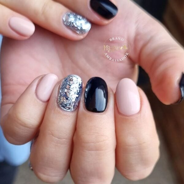 @kmrnailss showcases contrasting hues for her 2023 prediction