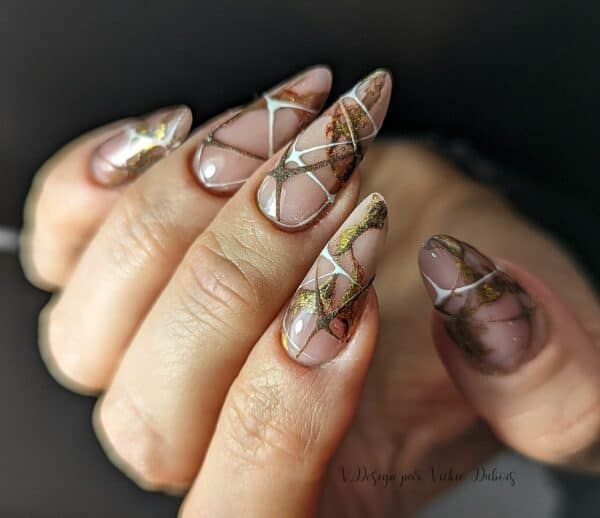 V. Design par Vickie Dubois sees abstract nails being popular