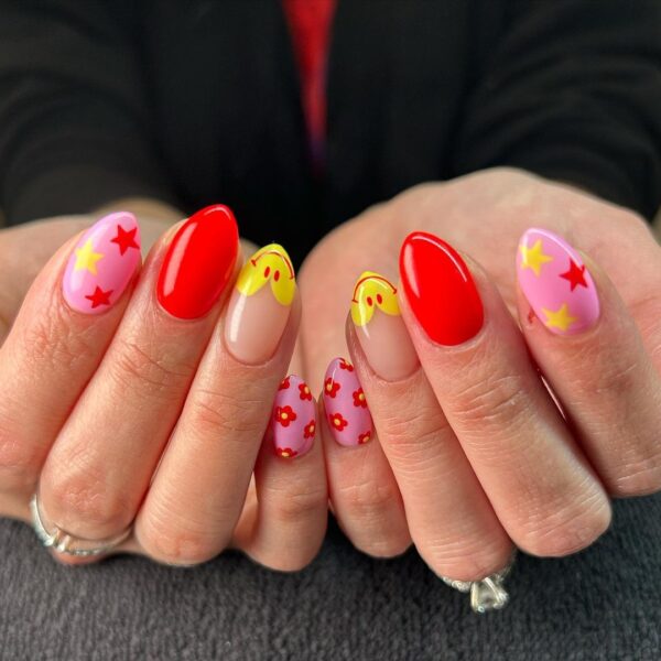 @nailedbyrebeka serves up this super-cute smiley face style. 