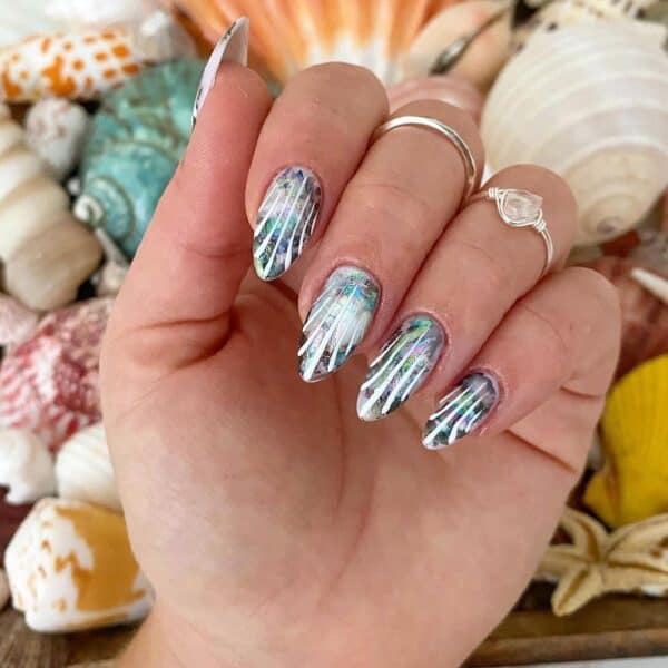 @jen.the.nail.lady captures the beauty of the deep sea with bright purples and blues.