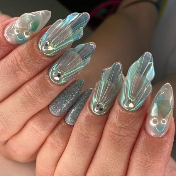 Based in France, @sugamama_nailz takes us under the sea with these clam-like nails. 