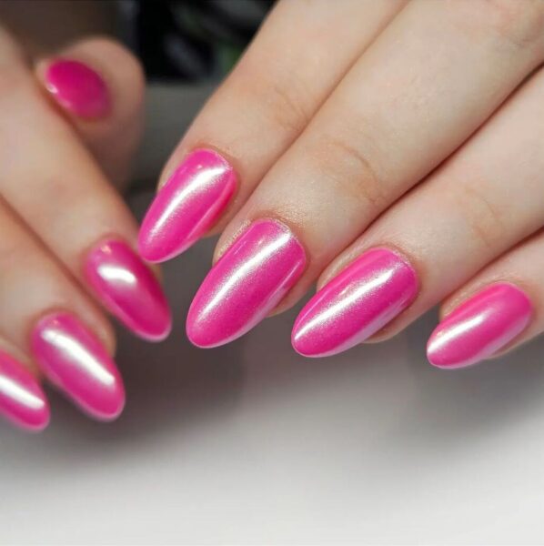 The Hailey Bieber glazed donut trend gets a hot pink makeover, courtesy of @manikuredbykr.