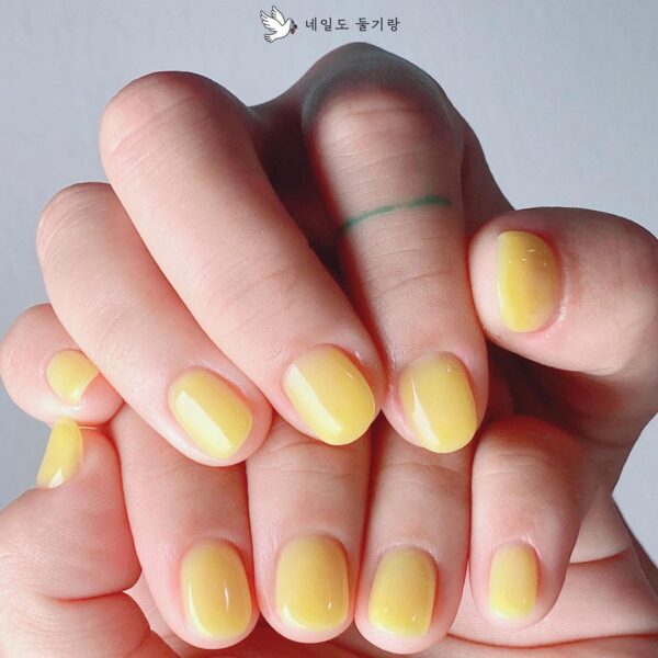 Sunshine in a nail look, @doolginail chooses a yellow shade to showcase the syrup nail trend.