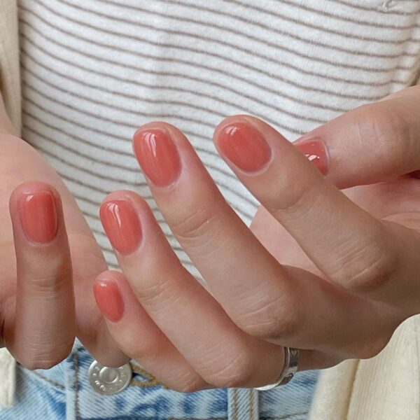 This warm nude hue used by @heizlenail of Anyang, South Korea, proves why natural-looking nails are so popular at present.