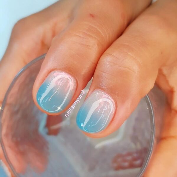 @nailannyun2 shows off a glossy blue ombré design.