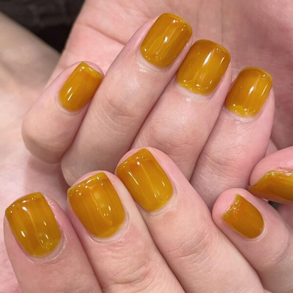 Ryo Kamiya of @_ryo.nail_ takes inspiration from honey for this sheer style.