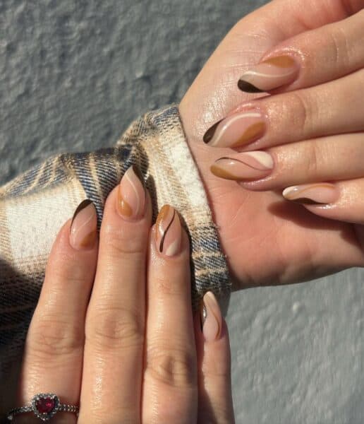 @luxynailstoronto keeps it classy with this swirl style, featuring three contrasting but complementary hues.