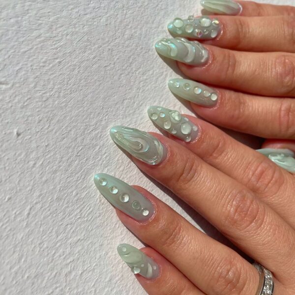 Oyster nails get a minty makeover, courtesy of Japanese and Korean gel specialist, @springwithfriends.