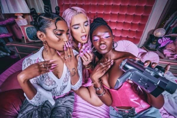 Nicki Minaj Pink Nails 1