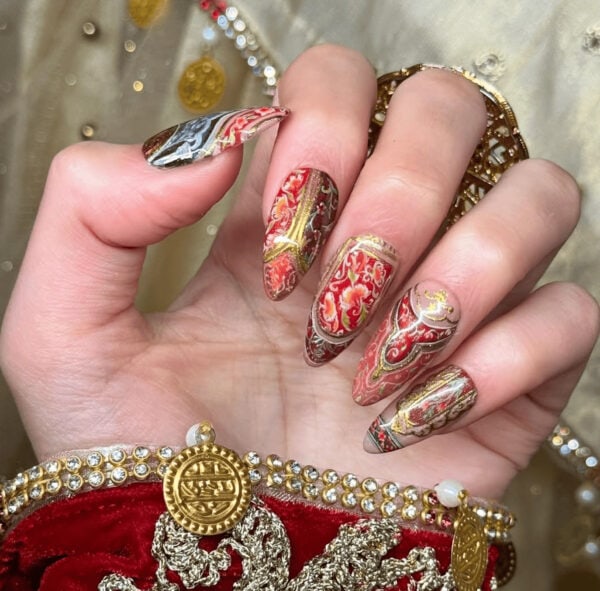 Image courtesy of Instagram.com/zhr.nails_