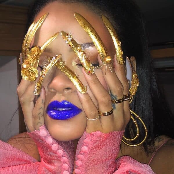 Extreme golden talons. Image courtesy of Instagram.com/kimmiekyees