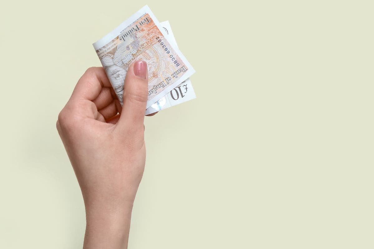 Money gbp in hand 10 pounds