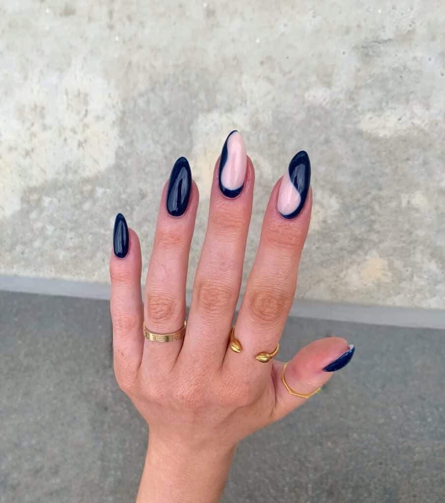 Image courtesy of instagram.com:nailsbycaroline 