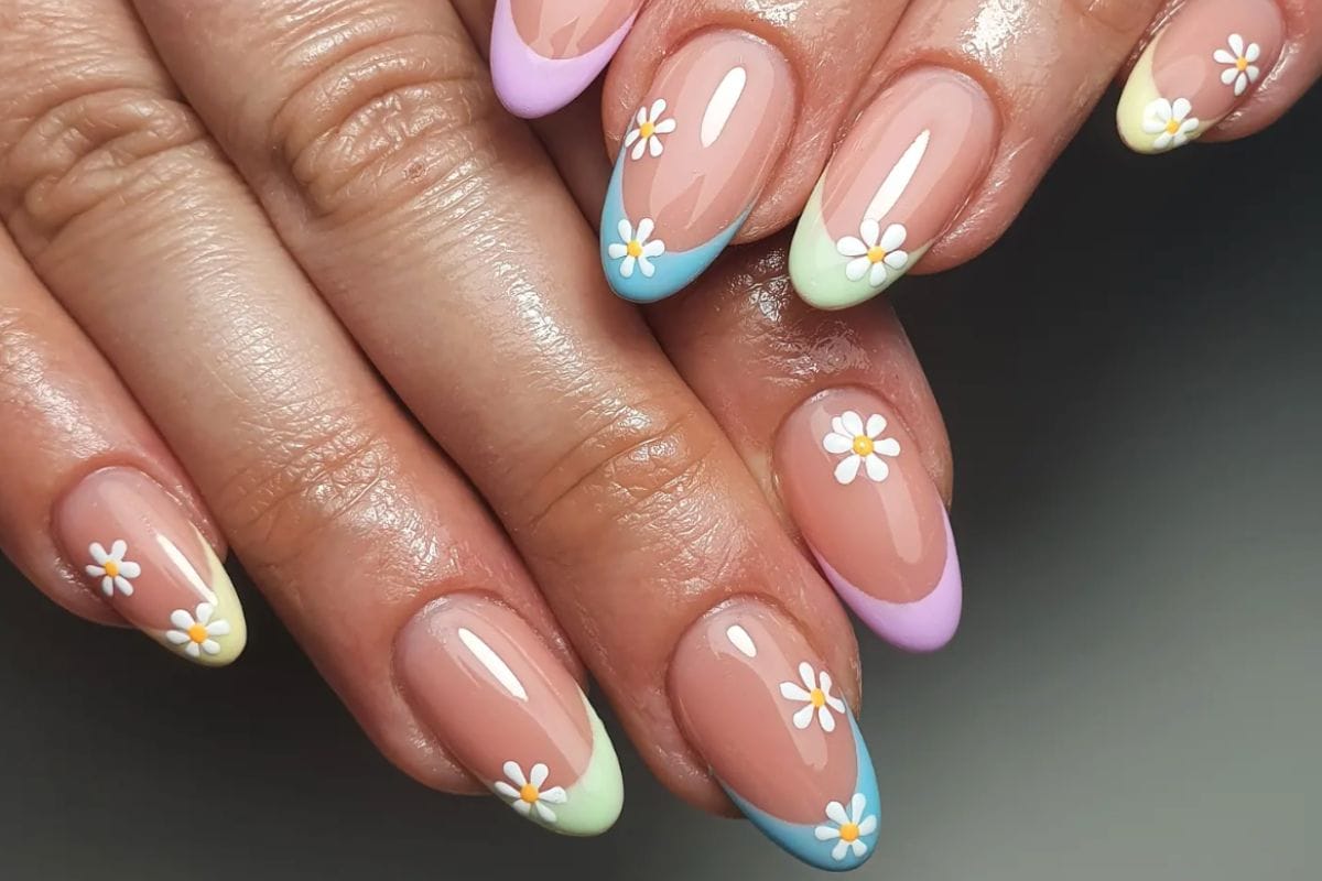Daisy nails lead image courtesy of @ar_beautybox