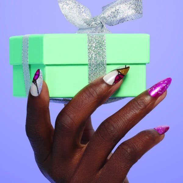 HOL23_KV_Awa_Put_On_Something_Ice hand_RGB_wide (1) (1)